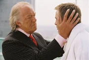 Gangster Jimmy Price (Kenneth Cranham, l.) gibt seinem Angestellten (Daniel Craig, r.) einen speziellen Auftrag. Er soll sich auf die Suche nach der verlorenen Tochter seines alten Kumpels Edward Temple machen ...