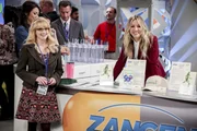 Bernadette (Melissa Rauch, l.); Penny (Kaley Cuoco, r.)