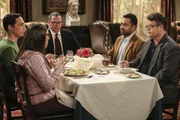 (im Uhrzeigersinn) Amy Farrah Fowler (Mayim Bialik); Sheldon Cooper (Jim Parsons); Pr&auml;sident Siebert (Joshua Malina); Dr. Campbell (Kal Penn); Dr. Pemberton (Sean Astin)