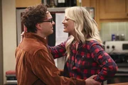 Leonard Hofstadter (Johnny Galecki, l.); Penny (Kaley Cuoco, r.)