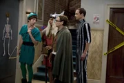 Penny l&auml;dt die vier Physiker Leonard (Johnny Galecki, 2.v.r.), Sheldon (Jim Parsons, r.), Howard (Simon Helberg, l.) und Raj (Kunal Nayyar, 2.v.l.) zu einer Halloween-Party ein. Die M&auml;nner sind begeistert ...