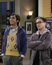 K&ouml;nnen nicht glauben, dass Howard mit Christy Sex hatte: Leonard (Johnny Galecki, r.) und Rajesh (Kunal Nayyar,l.) ...