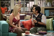 Damit sich Raj (Kunal Nayyar, r.) ungezwungen mit seiner zuk&uuml;nftigen Frau Lalita unterhalten kann, l&auml;sst sich Penny (Kaley Cuoco, l.) etwas Besonderes einfallen ...