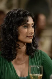 Rajs Eltern haben eine &Uuml;berraschung f&uuml;r ihn: Sie haben eine Ehe mit Lalita (Sarayu Rao), einer indischen Zahnmedizinerin, arrangiert ...