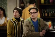 Beobachten gespannt das Date zwischen Raj und Lalita: Leonard (Johnny Galecki, r.) und Howard (Simon Helberg, l.) ...