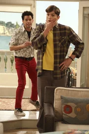 Um &uuml;ber die Trennung von Lyndsey hinwegzukommen, nimmt Alan (Jon Cryer, l.) den Rat von Walden (Ashton Kutcher, r.) an und ver&auml;ndert seinen Look ...
