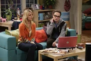 Penny (Kaley Cuoco, l.); Leonard Hofstadter (Johnny Galecki, r.)