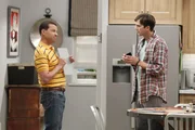 Walden (Ashton Kutcher, r.) ist etwas irritiert, als er erf&auml;hrt, dass Alan (Jon Cryer, l.) einen Assistenten sucht ...