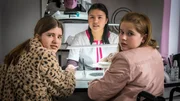 Lou (Luna Winter, li.), Mai (My Dam, Mi.) und Pippa (Elyza Silber, re.) m&uuml;ssen vorsichtig sein, denn sie stehen unter Beobachtung.
