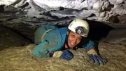 In einer wilden Höhle gibt es auch Engstellen. Da muss Pia sich durchzwängen. In einer wilden Höhle gibt es auch Engstellen. Da muss Pia sich durchzwängen.