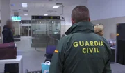 In dieser Folge erregt eine Gruppe angeblicher Touristen den Verdacht der Guardia Civil am Flughafen Madrid-Barajas. Im Hafen von Tarifa h&auml;lt ein Fahrzeug, das die Grenze &uuml;berqueren will, f&uuml;r die Agenten viele &Uuml;berraschungen bereit. Am Flughafen Barcelona kontrollieren Z&ouml;llner verd&auml;chtige Pakete.