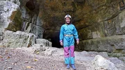 In einer wilden H&ouml;hle gibt es auch Engstellen. Da muss Pia sich durchzw&auml;ngen. F&uuml;r die Erkundung einer H&ouml;hle hat Pia sich in einen Schlatz geworfen. Der Overall f&uuml;r H&ouml;hlentouren sch&uuml;tzt vor Schmutz und Kratzern.