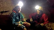 Gemeinsam mit H&ouml;hlenforscherin Lara (rechts) ist Pia tief in eine wilde H&ouml;hle geklettert. Sie sind auf der Suche nach einem echten H&ouml;hlentier.