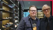 Schuh-bi-Duuuh! Das klingt wie Musik in unseren Ohren, wenn Angelo Kelly Gast in der neuen Ausgabe der Kurzstrecke ist! Und die tritt in gro&szlig;e Fu&szlig;stapfen, denn Angelo braucht neue Schuhe. F&uuml;rs Fernsehen wohlgemerkt, denn Bodenhaftung hat er auch ohne. Und so stiefelt er mit Pierre M. Krause durchs Gesch&auml;ft und probiert sich durch allerlei Fu&szlig;bekleidung, ohne dabei durch Pierres Stilberatung vom Glauben abzufallen. Eine Kurzstrecke, in die man leicht reinschl&uuml;pfen kann, die eine angenehme Passform hat und sich hinten keine Blasen l&auml;uft. So wird ein Schuh draus!