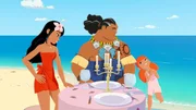 Timeti (l.) und Marina zeigen Papa Tuanaku, wie er Tapuna wieder bes&auml;nftigen kann. Er hatte wieder einmal den Hochzeitstag vergessen. Mit einem romantischen Abendessen m&ouml;chte er die Sache wieder gutmachen.