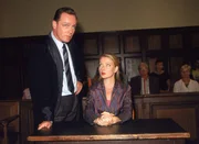 Nach der Aussage von Ellen Seifert (Katja Studt) versucht der Verteidiger (Karl‑Heinz v. Liebezeit) das Gericht von der Unschuld seines Mandanten zu &uuml;berzeugen.