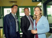 Anna Mosbach (Anna von Berg) fleht die Ermittler Bonhoff (Wolfgang Krewe, li.) und Kehler (Wolfgang Bathke) an, herauszufinden, was tatsächlich mit ihrer Tochter passiert ist. Anna Mosbach (Anna von Berg) fleht die Ermittler Bonhoff (Wolfgang Krewe, li.) und Kehler (Wolfgang Bathke) an, herauszufinden, was tatsächlich mit ihrer Tochter passiert ist.