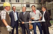 Oberstaatsanwalt Kampen (Axel Pape, re.) und die Kommissare Bonhoff (Wolfgang Krewe, 2 v.re.) und Kehler (Wolfgang Bathke) rekonstruieren mit dem Bauleiter (Hans Brückner, li.) und Prof. Neuenfels (Daniel Friedrich) den möglichen Tatablauf. Oberstaatsanwalt Kampen (Axel Pape, re.) und die Kommissare Bonhoff (Wolfgang Krewe, 2 v.re.) und Kehler (Wolfgang Bathke) rekonstruieren mit dem Bauleiter (Hans Brückner, li.) und Prof. Neuenfels (Daniel Friedrich) den möglichen Tatablauf.