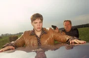 Erwischt: Kommissar Kehler (Wolfgang Bathke, r.) verhaftet Fabian (Patrick Heinrich) nach dessen Fluchtversuch.Was hat der junge Mann zu verbergen?