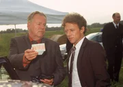 Kommissar Kehler (Wolfgang Bathke, l.) und Oberstaatsanwalt Kampen (Axel Pape) besprechen die ersten Erkenntnisse der Untersuchungen. Alles deutet darauf hin, dass Lars Brandst&auml;tter der T&auml;ter ist. Wollte er sich an Beate Perlach r&auml;chen?