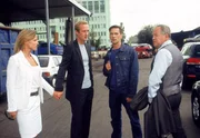 Das Ehepaar Tim (Stephan Kampwirth, 2.v.l.) und Ellen B&auml;rmann (Janna Striebeck) macht bei dem Erscheinen der Beamten Bonhoff (Wolfgang Krewe, 2.v.r.) und Kehler (Wolfgang Bathke, r.) einen unsicheren Eindruck. Haben sie etwas zu verbergen?