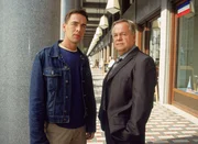 Die Beamten Bonhoff (Wolfgang Krewe, li.) und Kehler (Wolfgang Bathke) observieren das Reisebüro. Das Ehepaar Stein gibt an, Martina Göllner nur als Kundin zu kennen. Doch ist dies wirklich die ganze Wahrheit? Die Beamten Bonhoff (Wolfgang Krewe, li.) und Kehler (Wolfgang Bathke) observieren das Reisebüro. Das Ehepaar Stein gibt an, Martina Göllner nur als Kundin zu kennen. Doch ist dies wirklich die ganze Wahrheit?