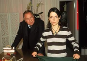 Veronika Schneider (Julia Brendler) erzählt Kommissar Kehler (Wolfgang Bathke), dass sie immer noch von dem Mann bedroht wird, der sie überfallen hat. Wie kann man dem Täter auf die Schliche kommen? Veronika Schneider (Julia Brendler) erzählt Kommissar Kehler (Wolfgang Bathke), dass sie immer noch von dem Mann bedroht wird, der sie überfallen hat. Wie kann man dem Täter auf die Schliche kommen?