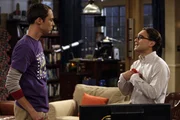 Da Penny einen neuen Freund hat, l&auml;sst sich Leonard (Johnny Galecki, r.) auf eine Beziehung mit seiner Kollegin Leslie Winkle ein. Sheldon (Jim Parsons, l.) ist dar&uuml;ber entsetzt, da es sein Erzfeindin ist ...