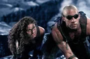 Noch immer nimmt Kyra (Alexa Davalos, l.) Riddick (Vin Diesel, r.) sein pl&ouml;tzliches Verschwinden &uuml;bel. Die beiden haben jedoch keine Zeit, dar&uuml;ber zu reden, denn die Necromonger sind ihnen dicht auf den Fersen ...