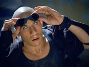 Riddick (Vin Diesel) und Kyra verlieren sich w&auml;hrend der Schlacht. Er bef&uuml;rchtet das Schlimmste und macht sich sofort auf die Suche nach ihr ...