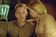 Foto-Laborante Francis Dolarhyde (Ralph Fiennes, l.) bringt seinen Opfern tiefe Bisswunden bei, weil er selbst auf eine schreckliche Vergangenheit zur&uuml;ckblickt. Er l&auml;sst nur die blinde Reba (Emily Watson, r.) an sich heran ...