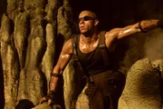 Wider Erwarten gelingt Riddick (Vin Diesel) die Flucht. Allerdings beginnt ein t&ouml;dlicher Wettkampf gegen die Zeit, weil sich die Oberfl&auml;che von Crematoria bei Sonnenaufgang auf 700 Grad erhitzt ...