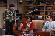 W&auml;hrend Sheldon (Jim Parsons, r.) und Raj (Kunal Nayyar, M.) eine erschwerte Version von "Schere-Stein-Papier" spielen, hat Howard (Simon Helberg, l.) eine neue Masche entwickelt, um Frauen abschleppen zu k&ouml;nnen ...