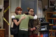 Als Howard (Simon Helberg, M.) klar wird, dass Stephanie (Sara Rue, l.) mit Leonard (Johnny Galecki, r.) liiert ist, erkl&auml;rt er die beiden f&uuml;r tot. Er erweckt sie allerdings sofort wieder zum Leben, als sie ihm ein Date mit einer Freundin vermitteln ...