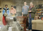 Der Killer-Roboter, den Leonard (Johnny Galecki, r.), Sheldon (Jim Parsons, 2.v.r.), Rajesh (Kunal Nayyar, l.) und Howard (Simon Helberg, 2.v.l.) gebaut haben, funktioniert nicht so wie erw&uuml;nscht ...