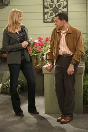 Noch ahnen Alan (Jon Cryer, r.) und Lyndsey (Courtney Thorne-Smith, l.) nicht, dass Larry einen Privatdetektiv engagiert hat ...