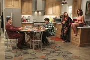 W&auml;hrend Alan (Jon Cryer, l.) Jenny (Amber Tamblyn, 2.v.r.) Ratschl&auml;ge f&uuml;r ihre Beziehung mit Brooke (Aly Michalka, r.) gibt, trifft Walden (Ashton Kutcher, 2.v.l.) auf eine attraktive Frau, die einmal f&uuml;r ihn gearbeitet hat ...