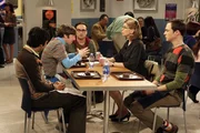 Im Gegensatz zu seinen Freunden Sheldon (Jim Parsons, r.), Rajesh (Kunal Nayyar, l.) und Howard (Simon Helberg, 2.v.l.) ist Leonard (Johnny Galecki, M.) &uuml;berhaupt nicht erfreut, als seine Mutter Beverly (Christine Baranski, 2.v.r.) ihren Besuch ank&uuml;ndigt ...