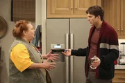 Walden (Ashton Kutcher, r.) wird auch von der praktischen und handfesten Berta (Conchata Ferrell, l.) nicht für voll genommen, was seine handwerklichen Fähigkeiten betrifft. Das will er unbedingt ändern ... Walden (Ashton Kutcher, r.) wird auch von der praktischen und handfesten Berta (Conchata Ferrell, l.) nicht für voll genommen, was seine handwerklichen Fähigkeiten betrifft. Das will er unbedingt ändern ...