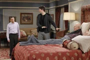 Alan (Jon Cryer, l.) und Walden (Ashton Kutcher, M.) versuchen, Marty (Carl Reiner, r.) umzustimmen und ihn zu &uuml;berreden, Evelyn doch noch zu heiraten ...