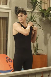 H&auml;lt nichts von Alans Entscheidung, Judith ein zweites Mal zu heiraten, und &uuml;berlegt, wie er das verhindern kann: Walden (Ashton Kutcher) ...