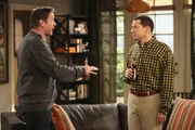 Naiver kann man nicht sein: Larry (D. B. Sweeney, l.) bittet doch tats&auml;chlich Alan (Jon Cryer, r.), Trauzeuge bei seiner Hochzeit mit Lyndsey zu sein ...