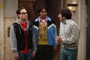 Leonard (Johnny Galecki, l.), Rajesh (Kunal Nayyar, M.) und Howard (Simon Helberg, r.) wollen aus dem Trott ausbrechen, in dem sie stecken und gehen deshalb in eine Bar. Doch sie k&ouml;nnen nicht aus ihrer Haut ...