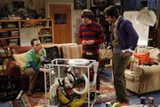 Howard (Simon Helberg, M.) hat Probleme mit der von ihm konstruierten Weltraumtoilette f&uuml;r die internationale Raumstation ISS und bittet deshalb seine Freunde Sheldon (Jim Parsons, l.), Raj (Kunal Nayyar, r.) und Leonard um Hilfe ...