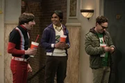 Nachdem sie erfahren haben, dass Sheldon an einer dreimonatigen Expedition zum Nordpol teilnehmen soll, freuen sich Leonard (Johnny Galecki, r.), Rajesh (Kunal Nayyar, M.) und Howard (Simon Helberg, l.) auf einen Sommer ohne ihn. Doch zu fr&uuml;h gefreut ...