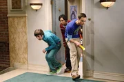 Was haben Sheldon (Jim Parsons, r.), Rajesh (Kunal Nayyar, M.) und Howard (Simon Helberg, l.) nur vor?