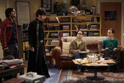 Leonard (Johnny Galecki, 2.v.r.) und Sheldon (Jim Parsons, r.) sind v&ouml;llig verdutzt, als Howard (Simon Helberg, 2.v.l.) und Raj (Kunal Nayyar, l.) geschminkt und verkleidet in einen Gothic-Club gehen, um M&auml;dchen abzuschleppen ...