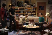 Leonard (Johnny Galecki, M.), Sheldon (Jim Parsons, 2.v.r.) und Penny (Kaley Cuoco, r.) sind schockiert, als Howard (Simon Helberg, 2.v.l.) und Raj (Kunal Nayyar, l.) geschminkt und verkleidet in einen Gothic-Club gehen wollen, um M&auml;dchen abzuschleppen ...