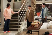 Barry (Clark Duke, l.) und Walden (Ashton Kutcher, M.) diskutieren mit Alan (Jon Cryer, M.) sein Katz- und Maus-Spiel als "Jeff Starkmann". Walden will ihn unbedingt von seinen Eskapaden abbringen ...