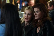 Lisa (Kelly Rutherford, l.), eine alte Bekannte von der Polizeischule, taucht im Revier auf. Laura (Debra Messing, r.) freut sich, sie nach Jahren wiederzusehen. Die beiden beschlie&szlig;en, die alte Gang, den sogenannten Buchclub, zusammenzurufen - und kr&auml;ftig zu feiern ...